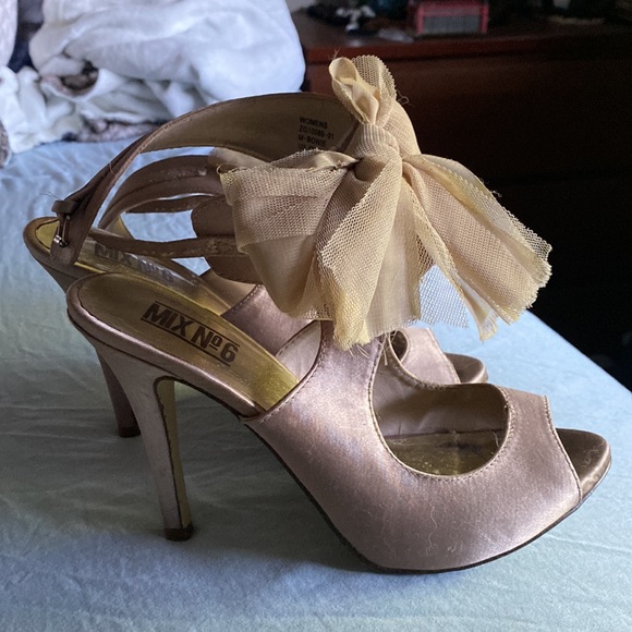 Bow Heels - Picture 3 of 6